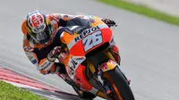 Pembalap Repsol Honda, Dani Pedrosa belum mempersembahkan hasil membanggakan di kelas MotoGP bersama Honda. (MOHD RASFAN / AFP)