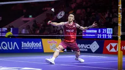 Pebulu tangkis tunggal putra Indonesia, Jonatan Christie berusaha mengembalikan kok ke arah wakil Singapura, Jia Heng Jason Teh dalam laga 32 besar Indonesia Open 2025 di Istora Senayan, Jakarta, Selasa (03/06/2025). (Bola.com/Bagaskara Lazuardi)