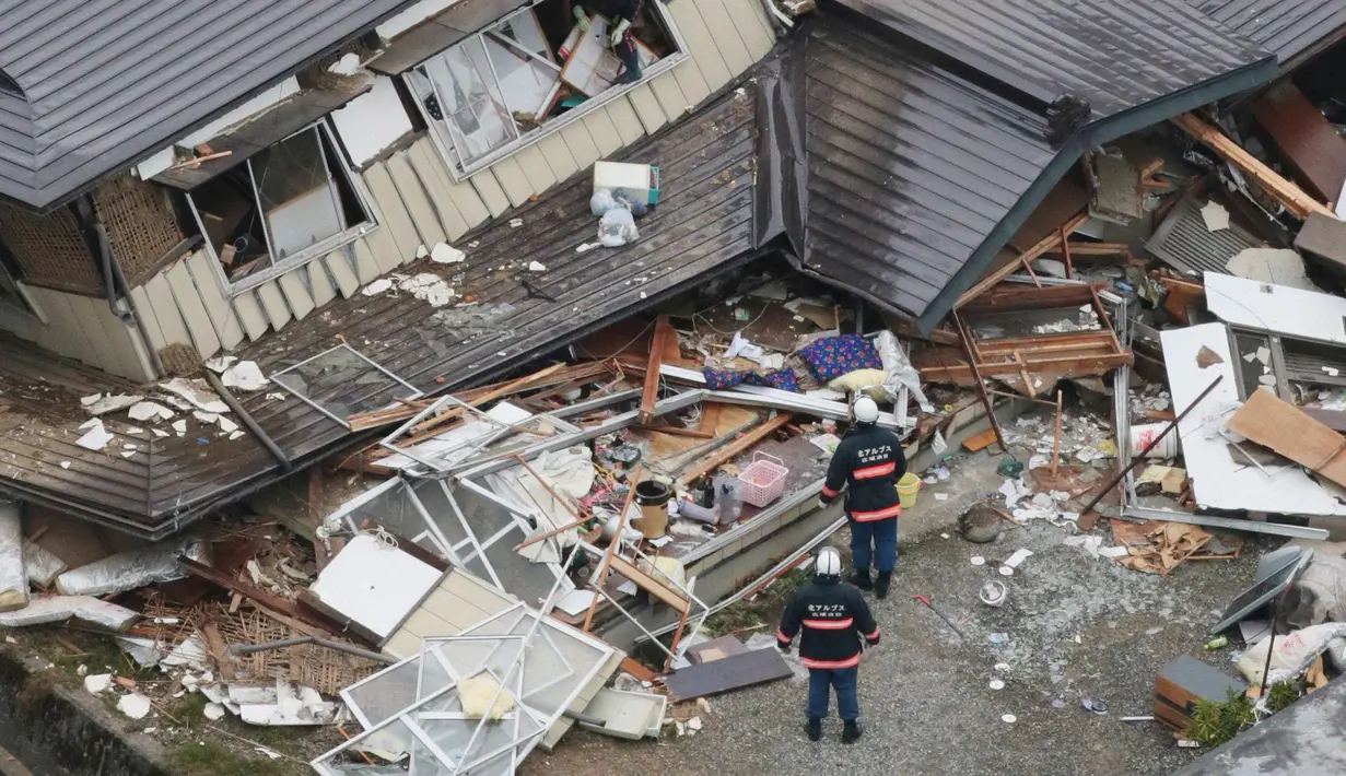 Petugas SAR mencari korban di reruntuhan bangunan pasca-gempa 6,8 SR di kota Nagano, Jepang, Sabtu (22/11/2014) malam. (REUTERS/Kyodo)