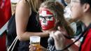 Fans Swiss bersantai dengan beer saat menyaksikan laga timnya melawan Polandia pada babak 16 besar Piala Eropa 2016 di Stadion Geoffroy-Guichard, Saint-Etienne (26/6/2016) WIB.  (REUTERS/Max Rossi)