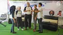 Direktur RSUD Pasar Minggu Yudi Amiarno (tengah) berbincang dengan sejumlah pembicara seusai diskusi 'Berbagi Cerita: Saling Dukung dan Peduli Kesehatan Jiwa' di Jakarta, Sabtu (27/4). (Liputan6.com/Herman Zakharia)