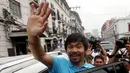 Petinju Filipina Manny Pacquiao menyapa pendukungnya usai mengisi Sertifikat Pencalonan Senator di Mei 2016 pemilihan nasional, di Komisi Pemilihan Umum, Manila, Filipina (16/10/2015). (REUTERS/Erik De Castro)