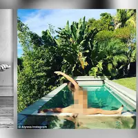 Yoga telanjang. (foto: Daily Mail)