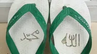 Sandal jepit berlafazkan Allah dan Nabi Muhammad itu ditemukan di sebuah masjid. (Liputan6.com/Aldiansyah Mochammad Fachrurrozy)