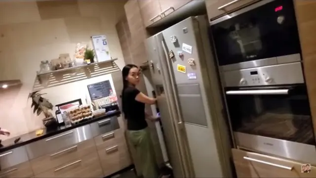 Menengok Dapur Paula Verhoeven, Bernuansa Kayu dan Bikin Betah Masak