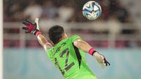 Kiper Timnas Argentina U-17, Jeremias Florentin gagal menjangkau bola sundulan pemain Timnas Mali U-17, Mamadou Doumbia pada laga perebutan tempat ketiga Piala Dunia U-17 2023 di Stadion Manahan, Solo, Jumat (1/12/2023). (Bola.com/Bagaskara Lazuardi)
