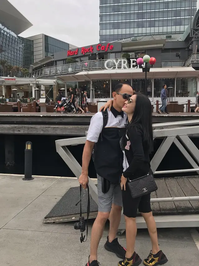 6 Potret Mesra Iis Dahlia dan Suami dari Awal Menikah Hingga Sekarang, Romantis