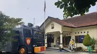 Polresta Banyumas menerapkan micro lockdown Polsek Cilongok untuk mengantisipasi penyebaran Covid-19. (Foto: Liputan6.com/Polresta Banyumas)