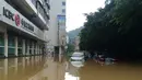 Sejumlah kendaraan terendam banjir  usai badai Topan Megi menghantam Kota Fuzhou di Provinsi Fujian, China, Rabu (28/9). Bencana alam ini memaksa Tiongkok menutup sekolah-sekolah dan membatalkan puluhan jadwal penerbangan. (China Daily/via REUTERS)