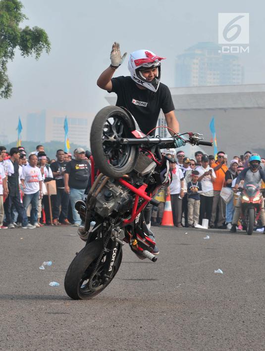 Freestyler melakukan atraksi freestyle sepeda motor saat memeriahkan Festival Damai Millenial Road Safety di Monas, Jakarta, Minggu (23/6/2019). Festival ini menyosialisasikan disiplin berlalu lintas serta merajut persatuan dan kesatuan, khususnya generasi millienial. (merdeka.com/Iqbal Nugroho)