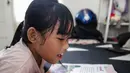 Seorang murid SD belajar di rumah bersama orang tuanya di kawasan Cinere, Jakarta, MInggu (5/4/2020). Hal itu sesuai dengan perpanjangan status tanggap darurat bencana pandemi Covid-19 bagi DKI hingga 19 April. (Liputan6.com/Faizal Fanani)