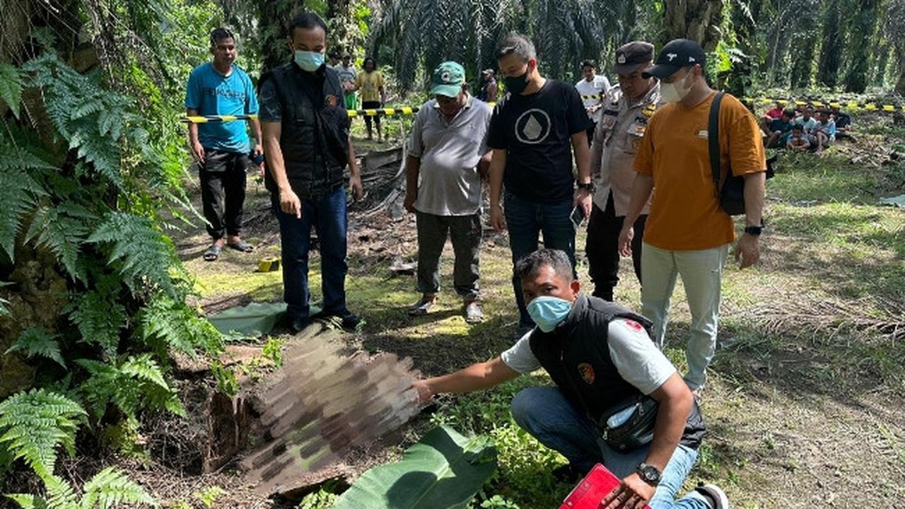 Personel Polsek Perhentian Raja, Polres Kampar, melakukan olah tempat kejadian perkara di lokasi bayi dibuang.