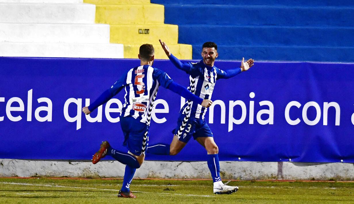 Pemain Alcoyano, Jose Solbes, melakukan selebrasi usai mencetak gol ke gawang Real Madrid pada laga Copa del Rey di Stadion El Collao, Rabu (20/1/2021). Real Madrid takluk dengan skor 2-1. (AP/Jose Breton)