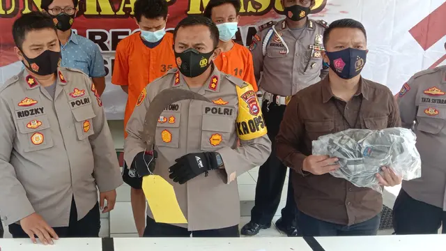 Kapolres Serang Kabupaten, AKBP Mariono, Saat Menunjukkan Celurit Yang Di Gunakkan Pelaku Pemalakkan Di Mapolsek Cikande. (Selasa, 11/11/2020). (Yandhi Deslatama/Liputan6.com)