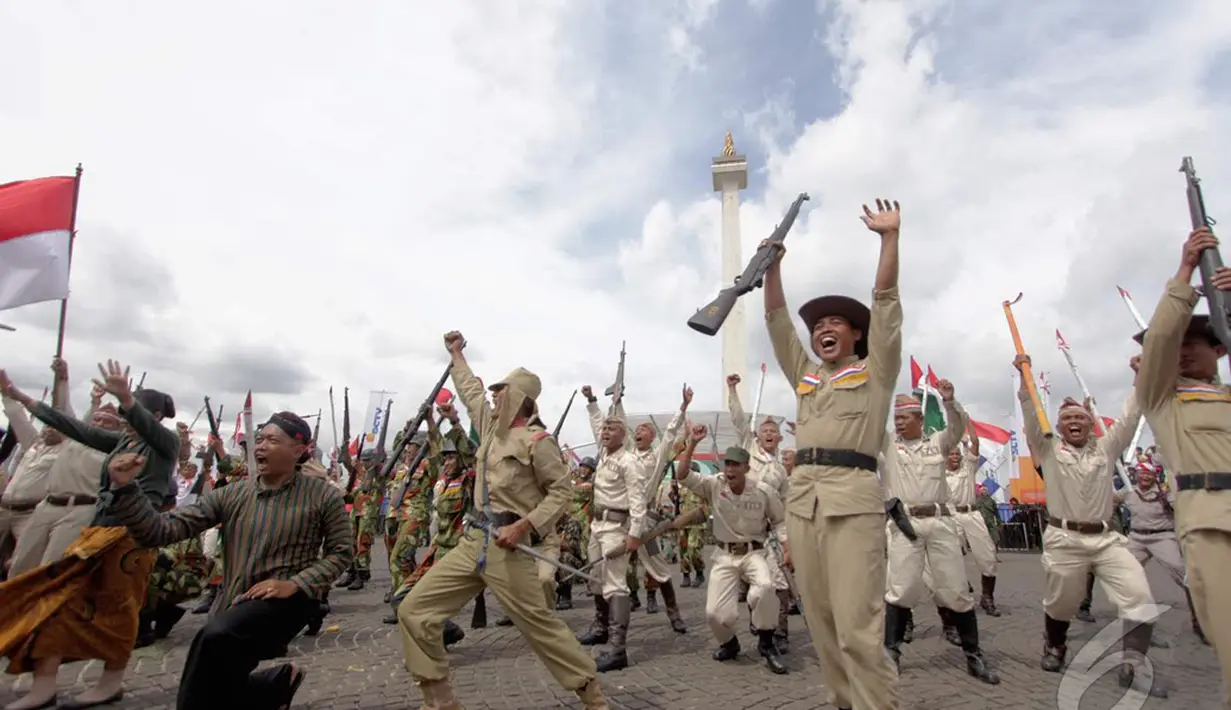 Sorak Kemenangan bangsa Indonesia yang berhasil mengusir penjajah Belanda dalam aksi teatrikal di kawasan Monas, Jakarta, Jumat (12/12/2014) (Liputan6.com/Faizal Fanani)