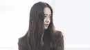 Krsytal f(x) merupakan salah satu idol yang introvert. Ia sangat diam dan gemetar saat bertemu dengan orang dan ia selalu membenarkan rambutnya. (Foto: koreaboo.com)