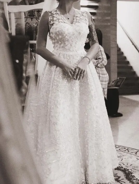 Netizen pun dibuat penasaran, ada yang berkomentar akan segar menikah dengan kekasih barunya atau hanya sekedar pekerjaan. [@narinkovilda]