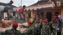 Sejumlah prajurit Kopassus menurunkan semen dari truk di Desa Citalahap, Kabupaten Lebak, Bogor (23/1). Para Prajurit turun langsung membantu warga terdampak gempa yang mengguncang sejumlah wilayah Jawa Barat dan Banten. (LIputan6.com/Pool/Kopassus)