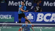 Tontowi Ahmad dan Liliyana Natsir melaju ke semifinal Indonesia Open Superseries Premier 2015, Jakarta, Jumat (5/6/2015). Tontowi/ Liliyana menang atas ganda Tiongkok Liu Cheng/ Bao Yixin dengan skor 2-0 (21-15 dan 21-18). (Liputan6.com/Herman Zakharia)