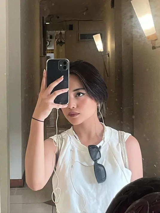 Kesukaan Jeje terhadap selfie mirror memang bukanlah hal baru lagi. Bisa mengekspresikan diri dengan berfoto sendiri di depan kaca menjadi bukti bahwa Jeje percaya diri dengan aura kecantikannya. Bila diperhatikan, Jeje memang memiliki aura karismatik yang curi perhatian. (Liputan6.com/IG/@911jelicascalling)