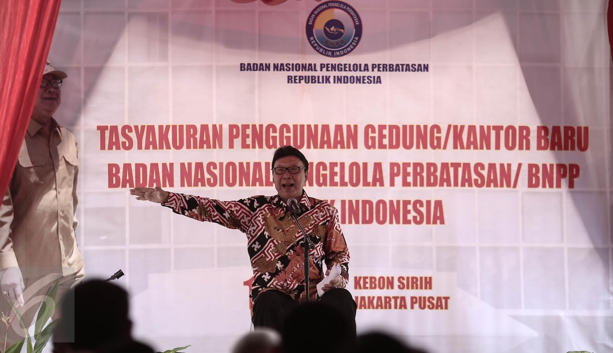 Mendagri Tjahjo Kumolo memberi sambutan pada peresmian Kantor Badan Nasional Pengelola Perbatasan (BNPP), Jakarta, Kamis (19/5). Keberadaan kantor baru itu diharap dapat memperlancar kordinasi BNPP dengan sejumlah stakeholders (Liputan6.com/Faizal Fanani)