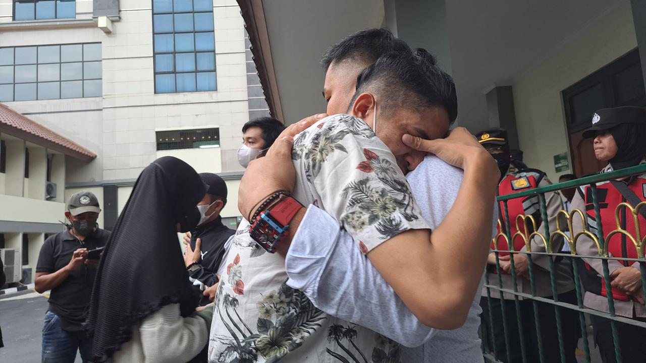 Korban penipuan investasi online Binomo Indra Kesuma alias Indra Kenz menangis histeris, usai majelis hakim memvonis Indra Kenz  di bawah tuntutan Jaksa Penuntut Umum (JPU).