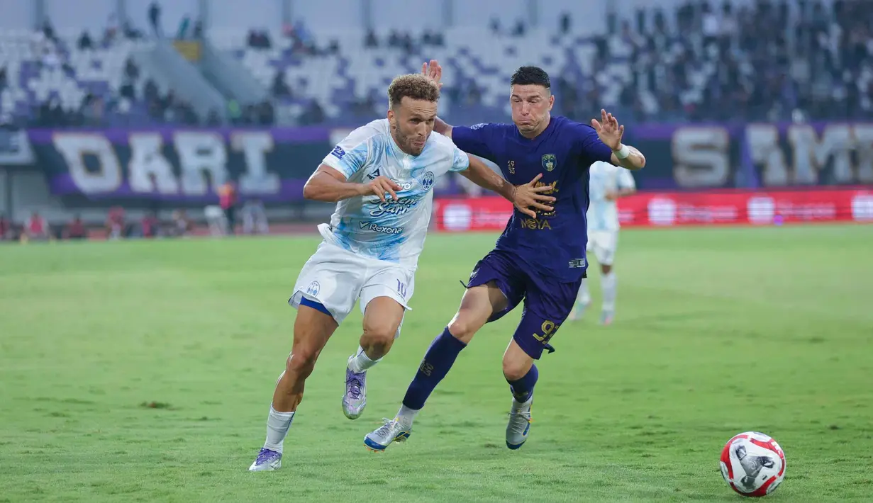 Permainan terbuka diperagakan kedua tim sejak awal menit awal pertandingan. (Bola.com/M Iqbal Ichsan)