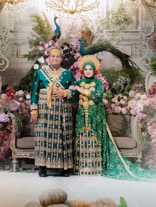 <p>Pernikahan Andi pun mengusung tema adat Bugis sebagai tempat kelahiran mempelai wanita. Keduanya pun tampil mengenakan baju adat bugis warna hijau keemasan. [@thepotomoto]</p>