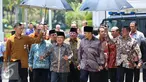 Wakil Presiden, Jusuf Kalla menerima kunjungan Wakil PM Malaysia Ahmad Zahid Hamidi di Istana Wapres, Jakarta, Jumat (18/9/2015). Wapres JK dan Wakil PM Hamidi melaksanakan salat Jumat bersama di Masjid Baturrahman. (Liputan6.com/Faizal Fanani)