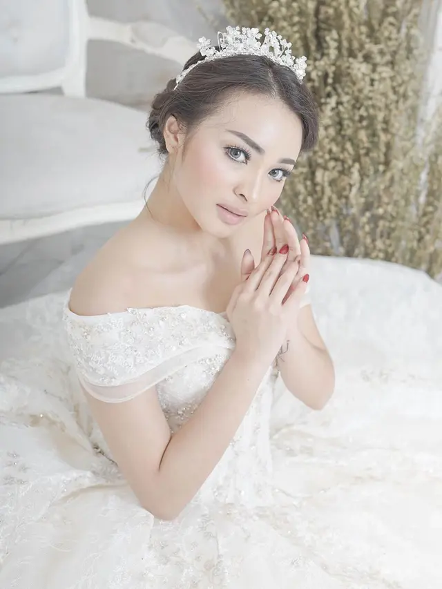 6 Potret Terbaru Revina VT, Selebgram Mantan Kekasih Young Lex