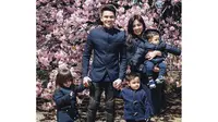 Saat sedang berlibur ke Jepang, Jonathan Frizzy dan keluarganya terlihat begitu kompak mengenakan pakaian dengan warna senada. (Foto: instagram.com/ijonkfrizzy)