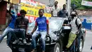 Pengunjuk rasa mengendarai mobil saat protes krisis bahan bakar di Port-au-Prince, Haiti, Senin (16/9/2019). Krisis bahan bakar menyebabkan transportasi umum tidak beroperasi. (AP Photo/Dieu Nalio Chery)