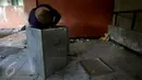 Pekerja memperbaiki dan mempersiapkan kotak suara di Gudang Penyimpanan Kotak Suara Pengadegan, Jakarta Selatan, Senin (2/1). (Liputan6.com/Johan Tallo)