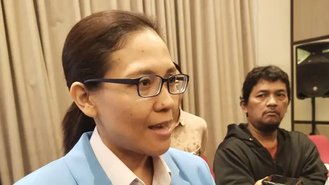 VP Corporate Secretary KAI Commuter Anne Purba dalam Press Conference KAI Commuter Angkutan Lebaran 2024, di kawasan Pecenongan, Jakarta, Jumat (5/4/2024). (Sulaeman/Merdeka.com)