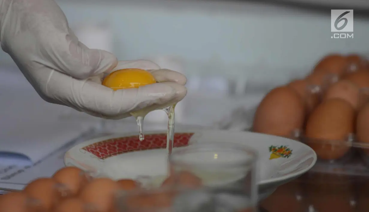 Petugas BPMSPH menguji telur ayam di Pasar Johar Baru, Jakarta, Selasa (27/3). Sebelumnya, viral di media sosial video telur palsu berada di pasar tersebut. Namun, setelah diuji, telur tersebut memiliki kualitas paling bagus. (Merdeka.com/Imam Buhori)