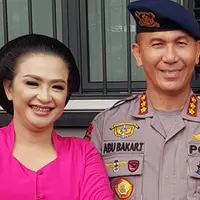Ira Rayani bersama Kombes Pol Abubakar Tertusi, suaminya yang kini menjabat sebagai Komandan Detasemen Sat 2 Pelopor Brimob. (Dok, Pribadi)