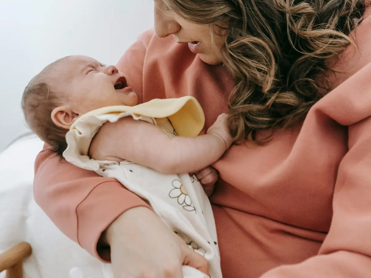 Arti Mimpi Menggendong Bayi Perempuan - Ragam Bola.com