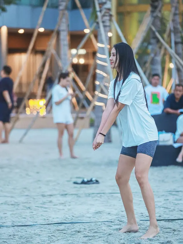 8 Potret Anya Geraldine saat Ikut Pertandingan Voli Pantai, Curi Perhatian