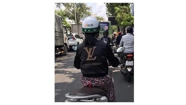 6 Tulisan di Kaus Cewek Ini Nyeleneh Banget, Bikin Ngakak