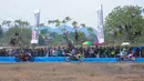 Ribuan pasang mata menyaksikan secara langsung Yamaha Cup Race (YCR) 2024. Antuasiasme warga memang sangat tinggi untuk bisa menonton balapan yang sempat vakum akibat pandemi COVID-19 ini. (Bola.com/M Iqbal Ichsan)