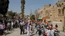 Kemeriahan saat warga Yahudi merayakan Hari Purim di Jalan al-Shuhada, Kota Hebron, Tepi Barat, Kamis (1/3). (AFP PHOTO/HAZEM BADER)