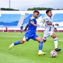 Gabriel Silva dikejar bek Persijap, Buyung Ismu Lessy. (Bola.com