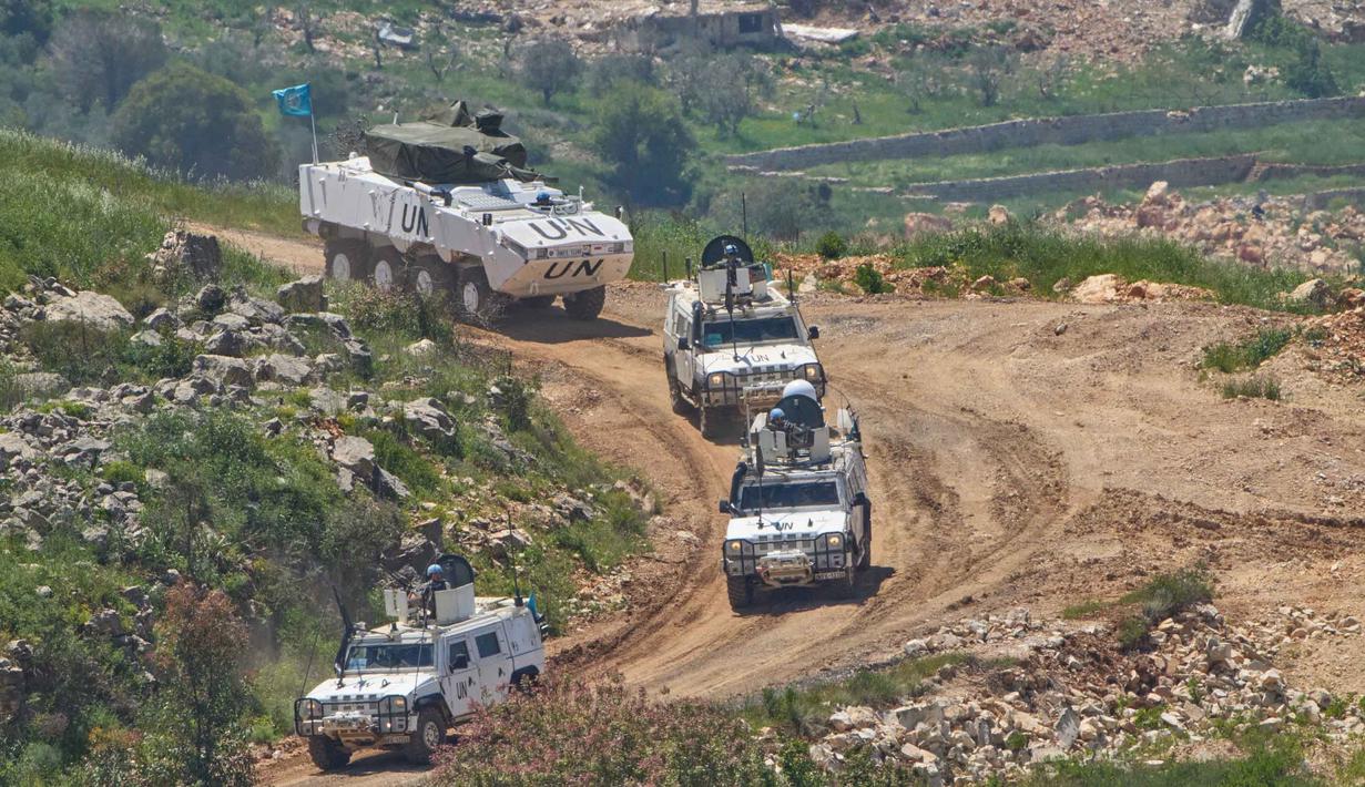 Sebagai informasi, UNIFIL dibentuk pada Maret 1978. Pembentukan UNIFIL untuk memastikan penarikan pasukan Israel, memulihkan keamanan, dan membantu pemerintah Lebanon menegakkan otoritasnya. Tampak dalam foto, Pasukan Perdamaian Perserikatan Bangsa Bangsa (PBB) di Lebanon (United Nations Interim Force in Lebanon/UNIFIL) terlihat dari Israel Utara, saat beroperasi di Lebanon Selatan, pada Rabu 29 April 2026. (AP Photo/Ariel Schalit)