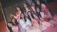 Janhvi Kapoor dan sahabat-sabahat Radhika Merchant lainnya mengadakan bridal shower untuk calon istri Anant Ambani. (dok. Instagram @janhvikapoor/https://www.instagram.com/p/C5xazXlIAaD/)