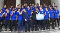 Ridwan Kamil Serahkan Bonus untuk Persib dari Pemkot Bandung