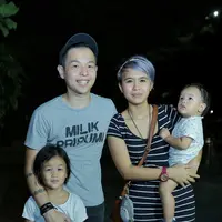 Kesuksesan Ernest Prakasa membuatnya kini tidak memiliki banyak waktu luang. Hal itu juga berimbas berkumpul bareng anak dan istrinya. (Adrian Putra/Bintang.com)