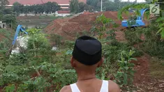 Warga melihat lokasi pembangunan Waduk Rambutan, Jakarta Timur, Rabu (24/10). Keberadaan waduk tersebut nantinya diharapkan bisa menahan luapan kali saat mendapat banjir kiriman. (Liputan6.com/Immanuel Antonius)
