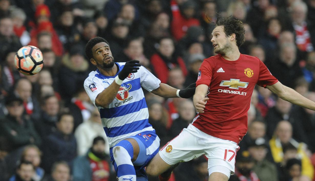 Duel pemain Manchester United, Daley Blind  dan pemain Reading, Garath McCleary pada laga Piala FA di Old Trafford, (7/1/2017). Setan Merah menang 4-0. (AP/Rui Vieira)
