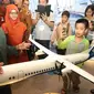  Presiden ke-3 RI, Bacharuddin Jusuf Habibie melihat produk yang dipamerkan saat pembukaan Habibie Festival di Museum Nasional, Jakarta, Kamis (11/8). Acara diadakan dalam rangka merayakan ulang tahun B.J Habibie ke-80. (Liputan6.com/Immanuel Antonius)