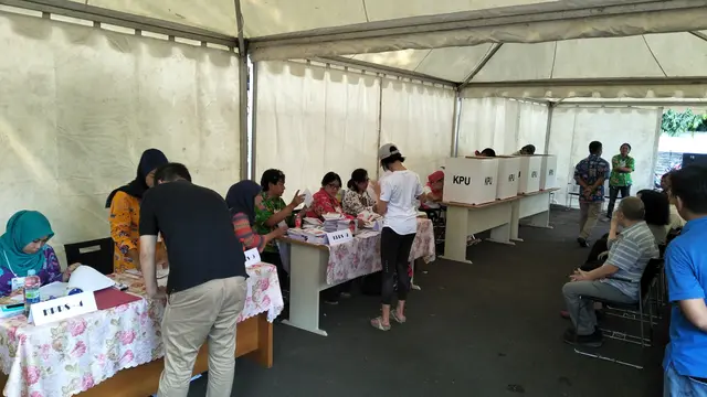 Empat pejabat negara akan menggunakan hak pilihnya di TPS 01, Kompleks Widya Chandra, Jakarta Selatan.